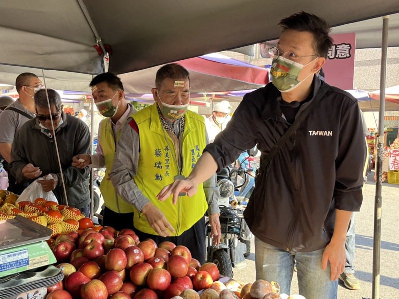 民進黨副秘書長林飛帆（右）今早在高市鳳山肉豆公市場進行四個不同意公投宣傳。記者林巧璉／攝影