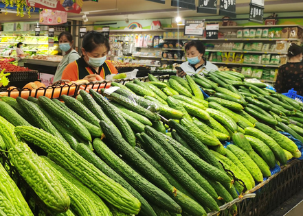 蔬菜與雞蛋、魚肉等食品價格明顯上漲，推升大陸11月CPI創15個月新高。圖為河北石家莊一家超市。香港中通社