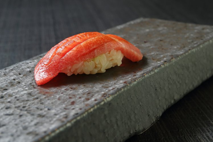 菜單中同步規劃以當季魚貨製作而成的刺身或握壽司。記者陳睿中／攝影