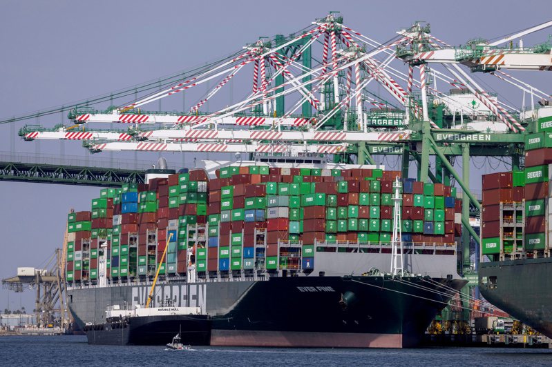 美國對進口貨物的消費需求攀升，帶動亞洲對美出口的運價利潤大增，航運業者紛紛將空櫃調回亞洲，但這不利急需貨櫃裝貨的美國出口業者。路透