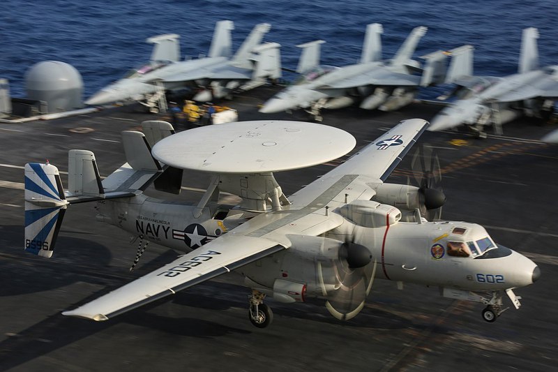 2019年2月18日，美國海軍121預警中隊的E-2D，降落在林肯號航艦上。圖／美國海軍檔案照