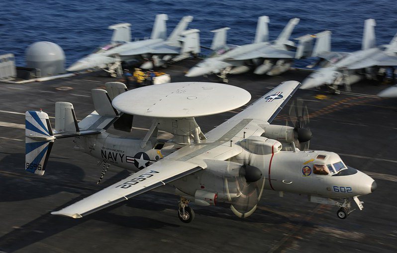2019年2月18日，美國海軍121預警中隊的E-2D，降落在林肯號航艦上。圖／美國海軍檔案照