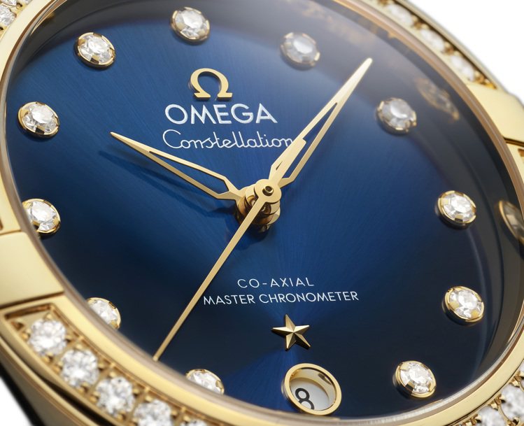 深藍色的面盤上，鑲嵌在時標與表圈上的鑽石，讓OMEGA星座女表自帶閃耀氣場。圖 ...
