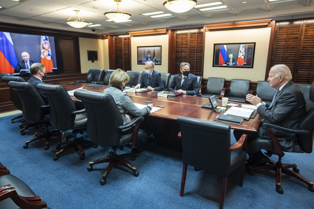 美國總統拜登（右）7日在白宮與俄國總統普亭（左，螢幕上）討論烏克蘭情勢。美聯社