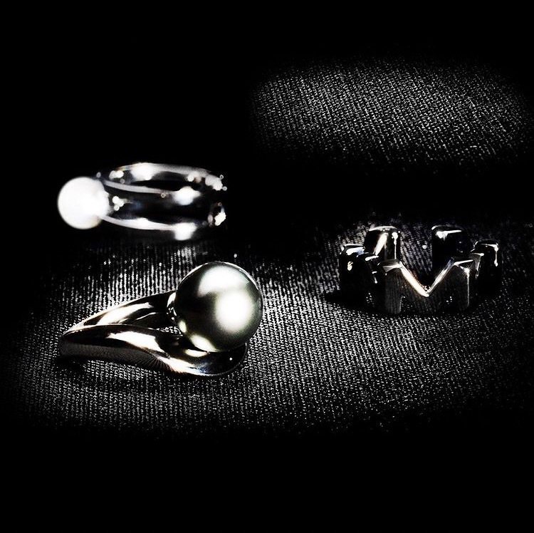 菅田將暉演繹的MIKIMOTO全新黑珍珠系列作品「PASSIONOIR」預計明年才會在台販售。圖／摘自IG @official_mikimoto