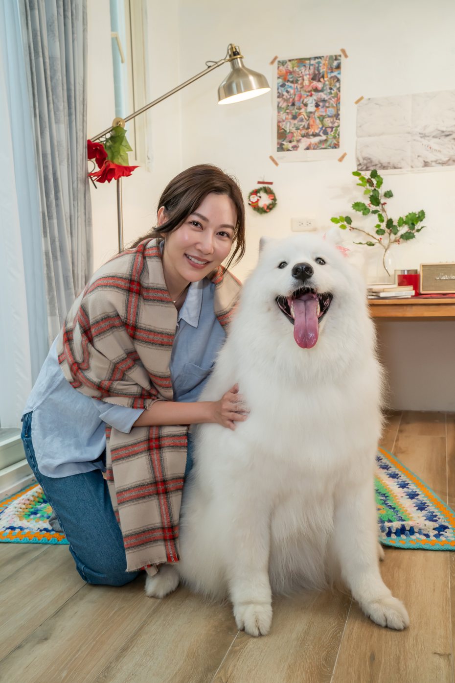 曾莞婷在拍攝微電影「莉莉安的禮物」時，與狗醫生耶魯開心合照。圖／TVBS提供