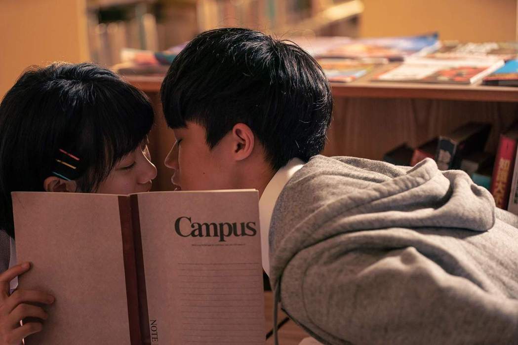 李玲葦（左）、潘親御在「姐妹」中有場圖書館吻戲。圖／公視提供