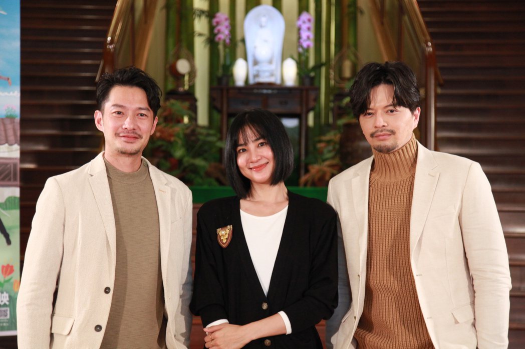 周詠軒(左起)、洪小鈴、江常輝在「一路芬芳」戲中飾演「王家人」。圖／大愛電視提供