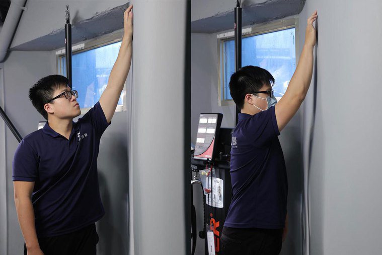 復健運動改善五十肩，由陳嘉豪物理治療師示範「爬牆運動」。記者許正宏／攝影