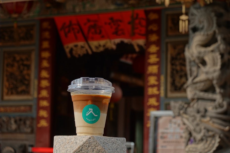 在三百多年歷史的嘉義仁武廟旁的「Supiid速比多」喝咖啡別有風情。（圖／金大佛提供）
