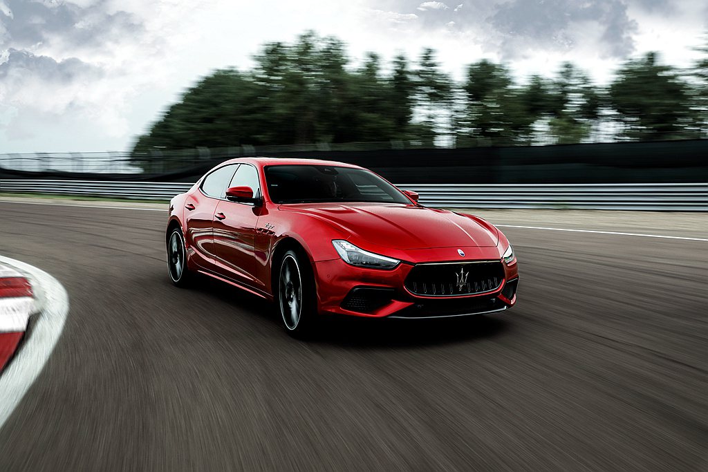 依照動力模式的不同，2022年式Maserati Ghibli劃分出「GT」、「...