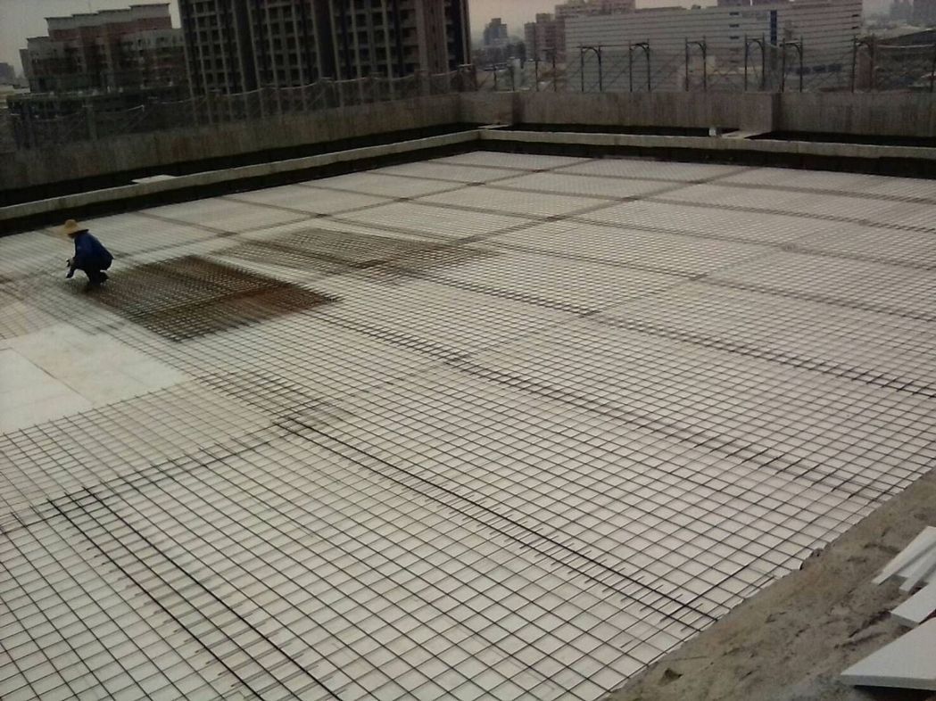 中山醫學大學附設醫院立體停車場及綜合大樓工程於2020年新建時屋頂隔熱環保XPS...