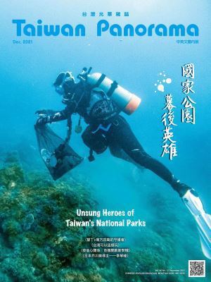 台灣墾丁和南方四島海域遍佈珍貴珊瑚礁，清除海廢只能由潛水員帶著網袋下水查看，並用雙手仔細撿拾。 （莊坤儒攝）
