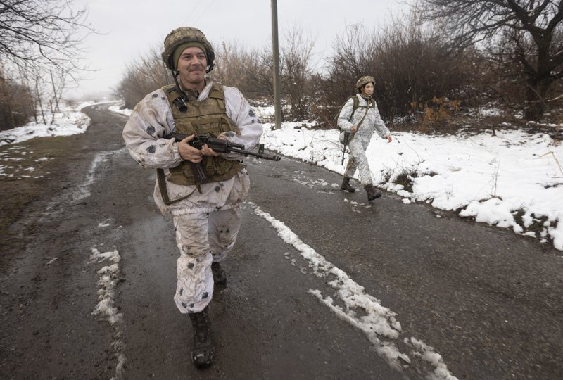 烏克蘭和西方國家擔心，俄國在烏克蘭附近大規模軍事集結，莫斯科恐有意入侵烏國，圖為7日兩位烏國士兵在與頓內次克親俄叛軍分隔線附近巡邏。美聯社