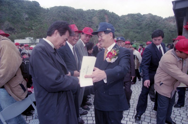 亞洲第一座人權紀念碑，1998年12月10日在台灣綠島動土。圖為施明德（左一）、時任行政院長蕭萬長（左四）。圖／聯合報系資料照片