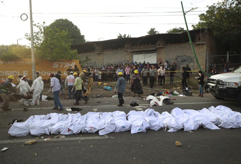 墨西哥南部发生货车翻覆意外，造成至少49死、58伤。美联社(photo:UDN)