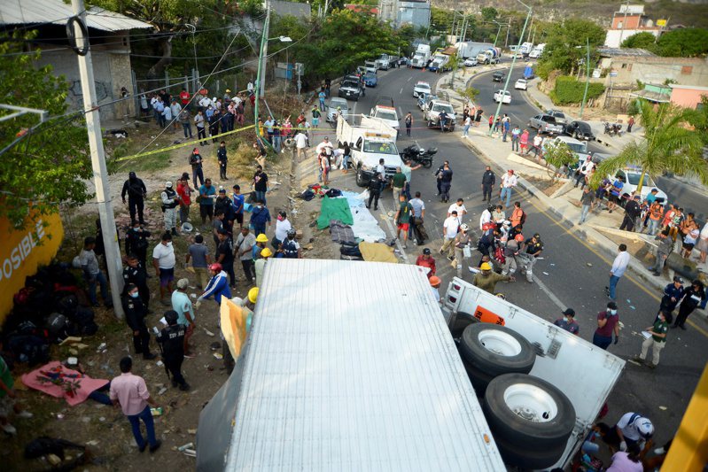 墨西哥南部发生货车翻覆意外，造成至少49死、58伤。路透(photo:UDN)
