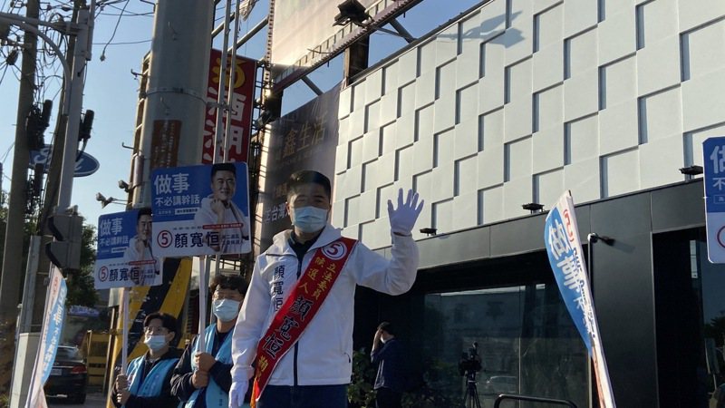 中二選區國民黨候選人顏寬恒今早在沙鹿區路口進行拜票行程。記者林佩均／攝影