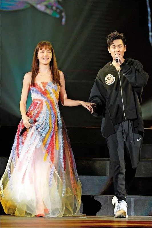 許瑋甯（左）曾擔任周興哲高雄巨蛋演唱會嘉賓。圖／星空飛騰提供