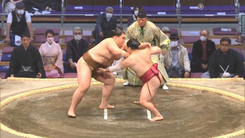 炎鵬（右）的體重比起大多數的相撲力士，輕了50到100公斤之間的重量。圖／取自日本相撲協會Youtube
