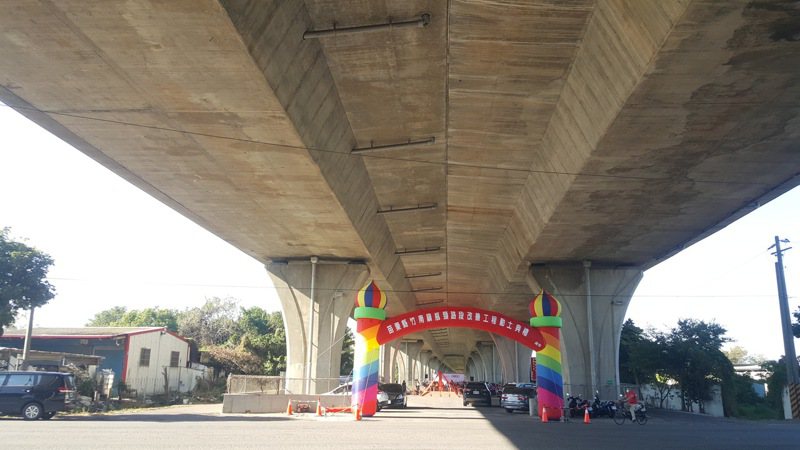 竹南鎮爭取「瓶頸路段改善工程」，將打通、拓寬二高高架橋下從竹南啤酒廠至山佳國小後方約1公里路段，上午舉行動土典禮。記者胡蓬生／攝影