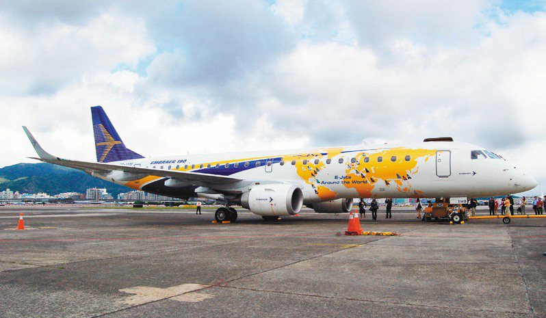 華信航空2007年展示引進的巴西製的E190客機，但因耗油、維修成本高載客數又不上不下，長年虧損。圖／聯合報系資料照片