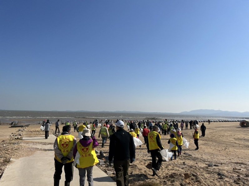 金門國家公園管理處在安東一營區海岸舉辦淨灘活動，吸引社區居民一起響應。圖／金管處提供