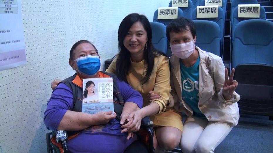 張鳳書（中）到高雄大同醫院分享照顧癌父心路歷程，也鼓勵在場聆聽的病患。記者王昭月／攝影