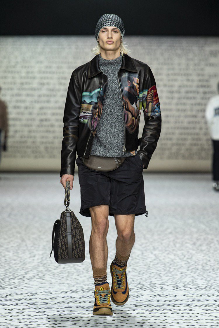 新款Dior登山靴和外套上公路旅行的印花，都表現男裝的文學氣息。圖／Dior提供
