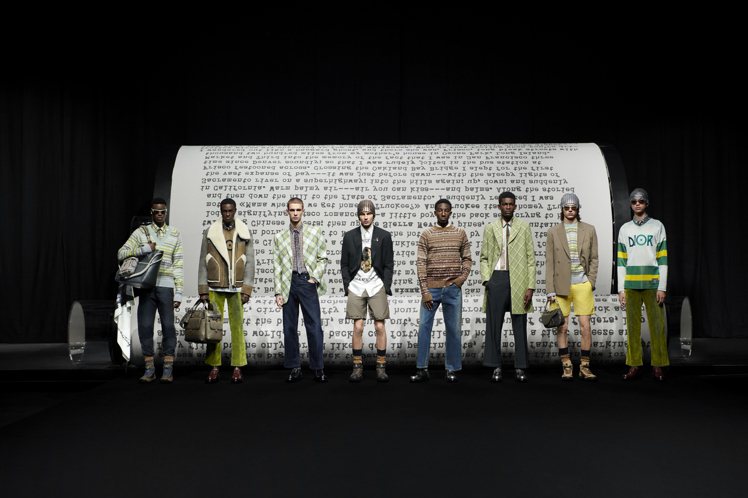 Dior 2022秋季男裝秀的伸展台，以長達36.6公尺的捲軸重塑了《旅途上》的傳奇手稿，表現大秀就像故事一樣開展的意象。圖／Dior提供