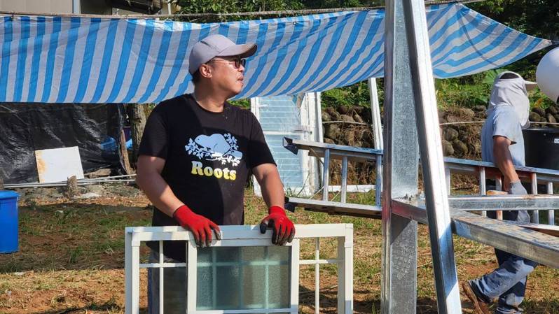 謝宏益今年8月去屏東三地門青葉村，幫獨居老人蓋鐵皮屋。圖／謝宏益提供
