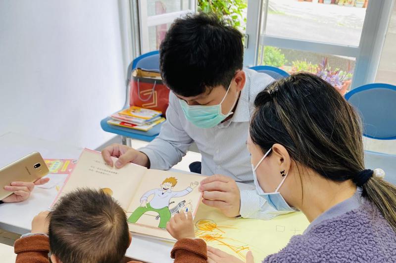 親子共讀可以促進孩子的語言、認知等多項發展。圖／台灣展臂閱讀協會提供