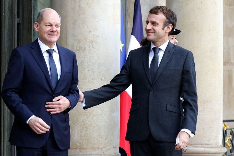 迎新友 敘舊情 法國總統馬克宏（右）十日在總統府歡迎來訪的德國新總理蕭茲（左）。這是蕭茲就職後首度出訪。（法新社）