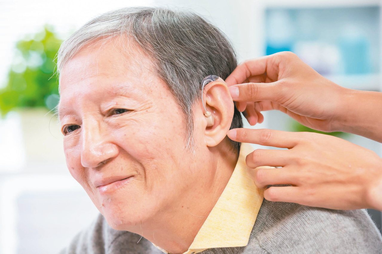 聽力受損造成日後的失智失能機率高，必須提高警覺。圖／123RF