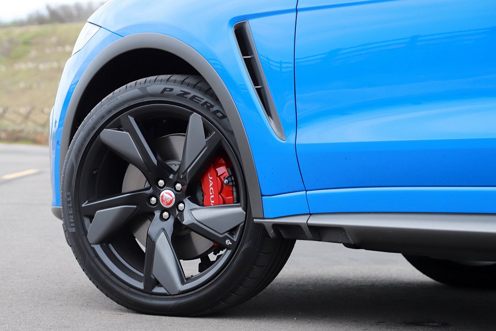 選配的SVR專屬22吋亮澤黑輪框，具備獨特的緞光科技灰飾件並搭配紅色煞車卡鉗塗裝...
