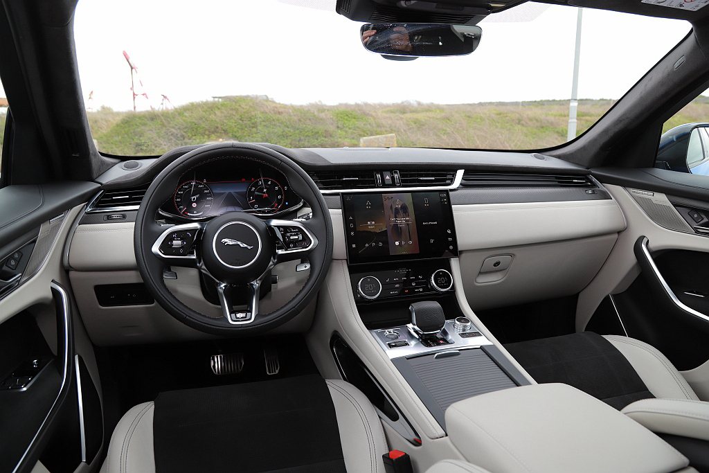 Jaguar F-Pace SVR導入最新11.4吋多功能觸控螢幕，契合儀表臺上...