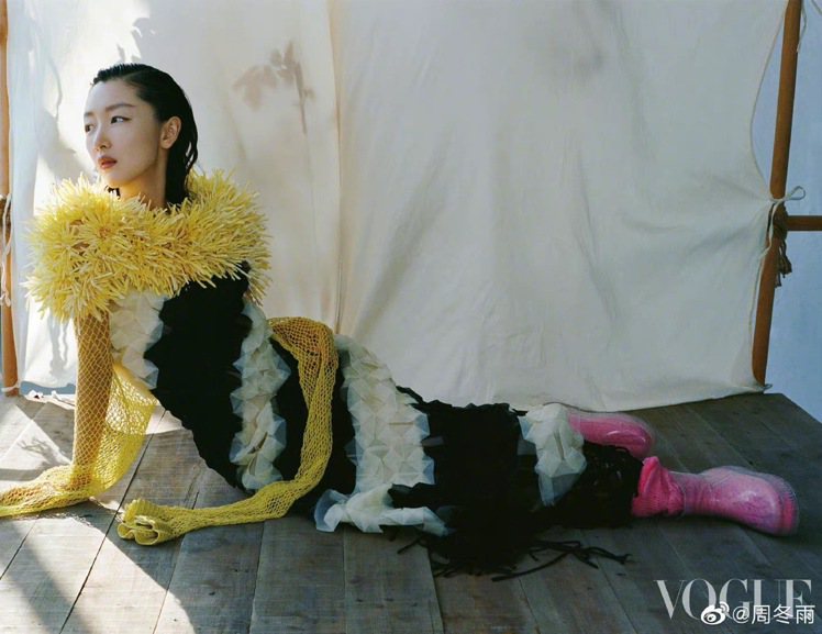 周冬雨演繹Louis Shengtao Chen的連身裙裝，登上中國版《VOGUE》的2022年開年月份。圖／取自微博