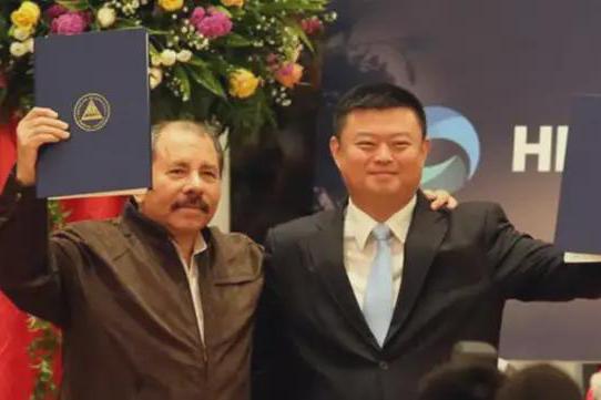 騙子王靖（右）與尼加拉瓜總統奧蒂嘉簽署運河開發協議後合影。（網易）