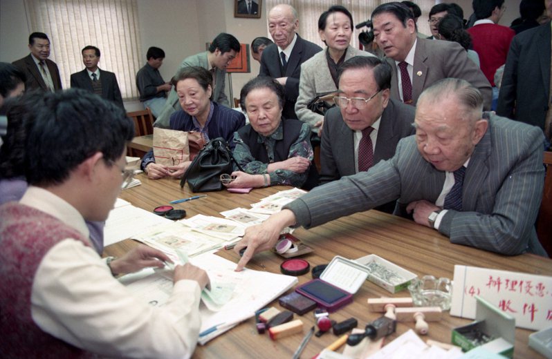 1991年12月11日，第二屆國代選舉活動展開，資深國代開始辦理退職手續，預定1991年12月16日集體退職。圖／聯合報系資料照片