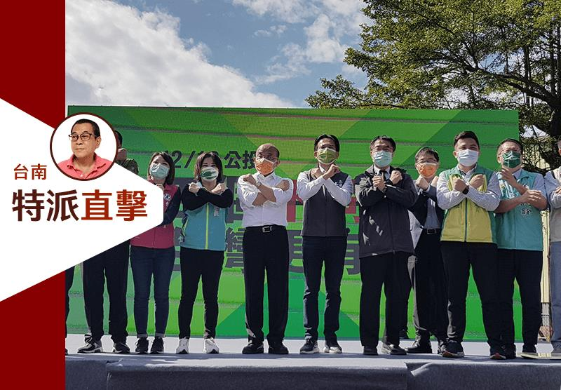 台南市長黃偉哲（右四）除跑市府行程，也趕場民進黨大小場次公投宣講活動，曾累到住院檢查。記者黃瑞典／攝影