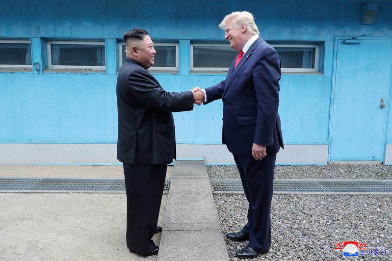 美国总统川普和北韩领导人金正恩2019年6月在板门店握手。路透(photo:UDN)