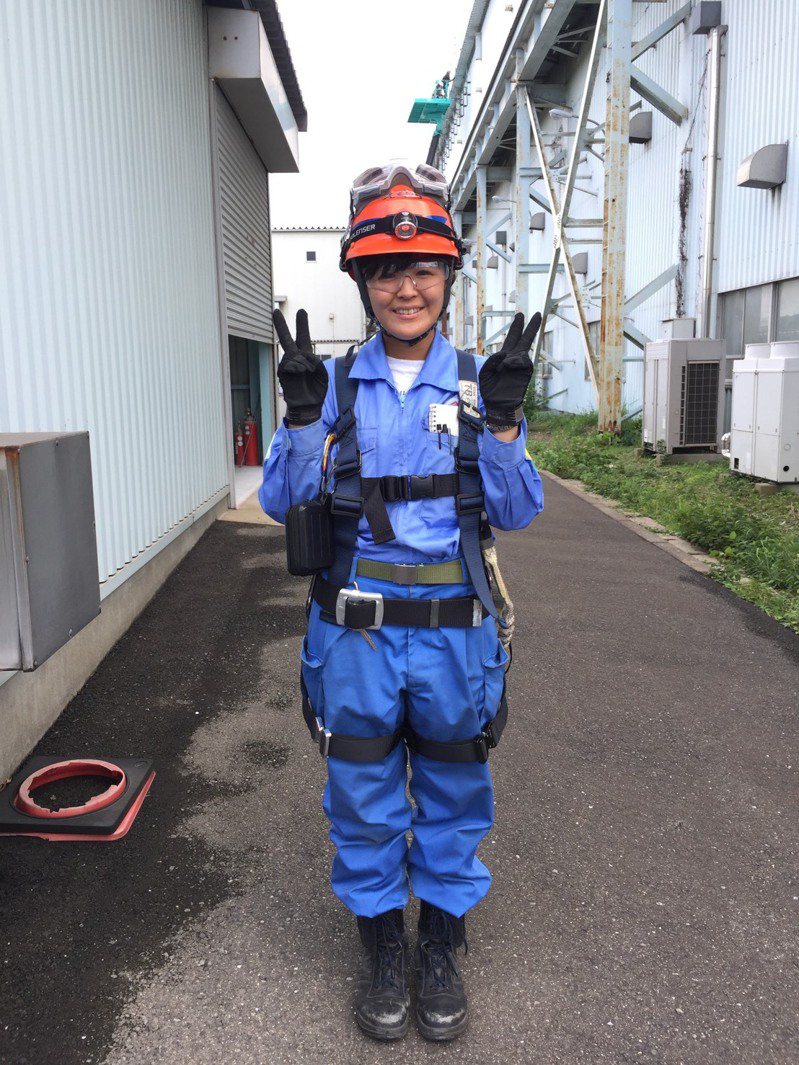 日本九州某工廠內一名在屋頂施工的年輕女生穿戴完整裝備，安全不馬虎。圖／許宏德提供