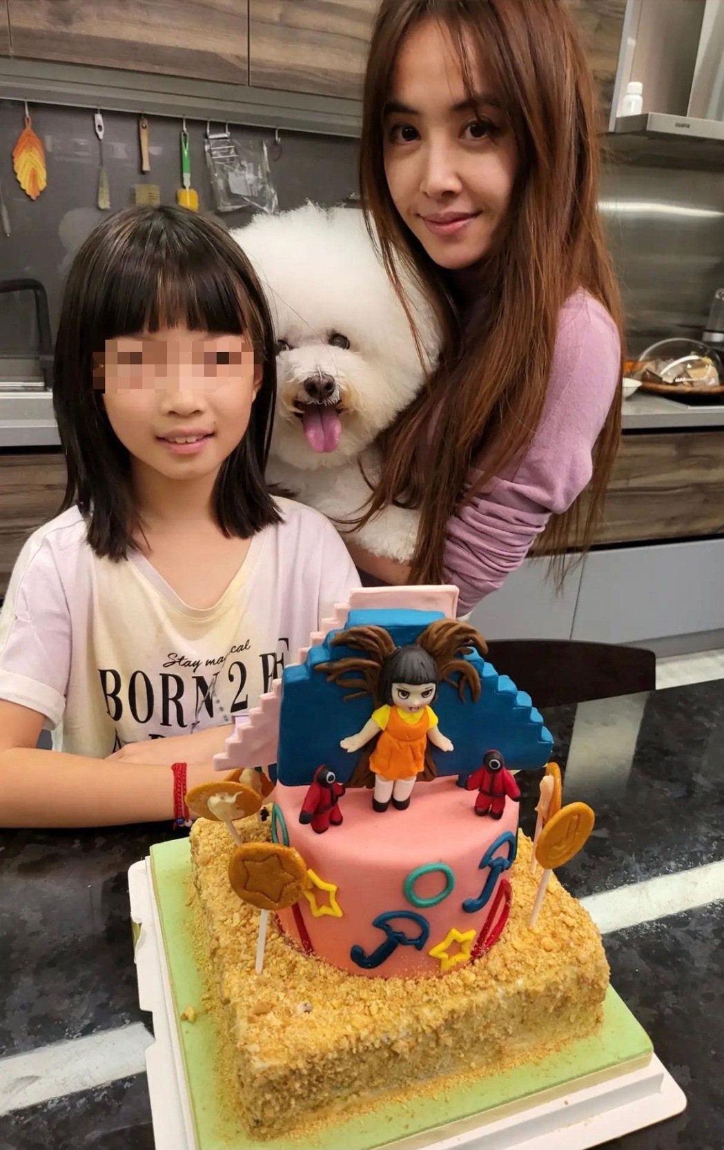 Jolin（右）再秀翻糖蛋糕神技，為外甥女打造「魷魚遊戲」主題蛋糕慶生。圖／摘自IG