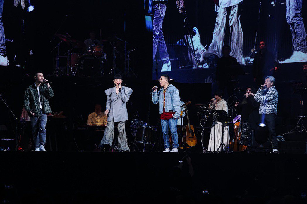 魏如萱(左二)邀請影子計劃擔任演唱會嘉賓。圖／好多音樂提供