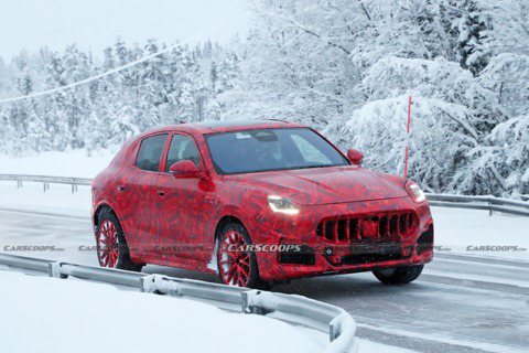 全新<u>Maserati</u> Grecale Trofeo現身雪地　令人期待的性能SUV！
