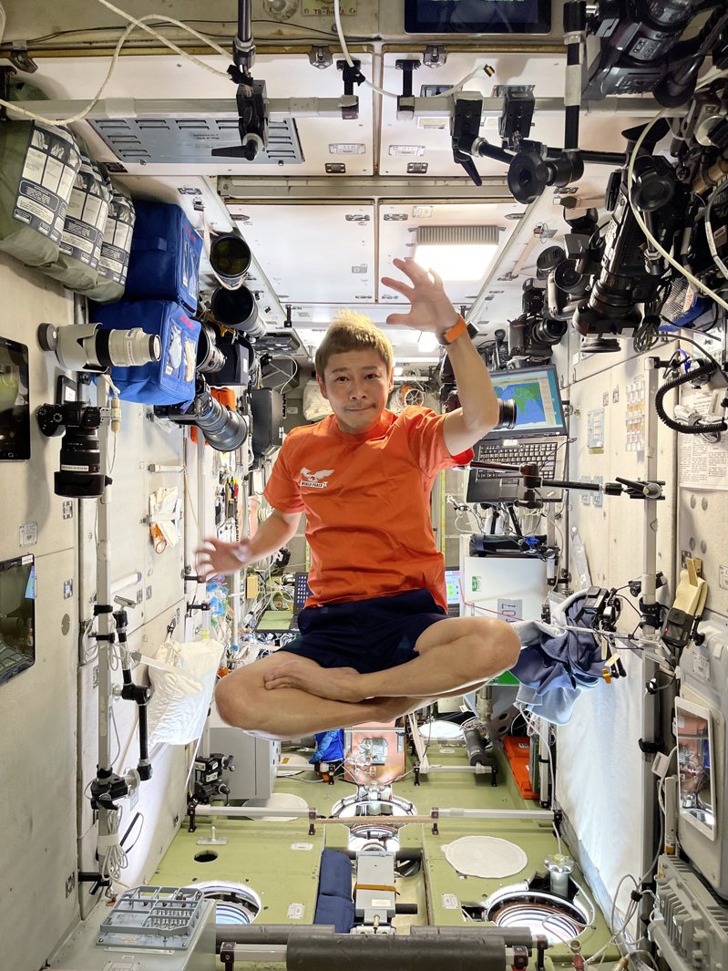 日本46岁富豪前泽友作8日抵达国际太空站（ISS）。（翻摄自前泽友作推特）(photo:UDN)