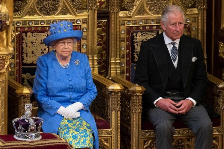 伊莉莎白二世女王（左）被稱已對查爾斯繼位為王有了妥善安排。（路透資料照片）