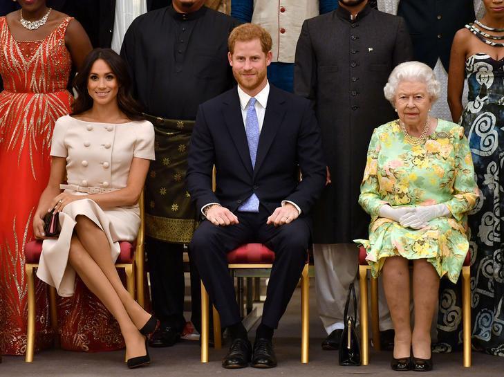 伊莉莎白二世女王（右起）被八卦刊物稱有意將哈利和梅根逐出皇室。（路透資料照片）