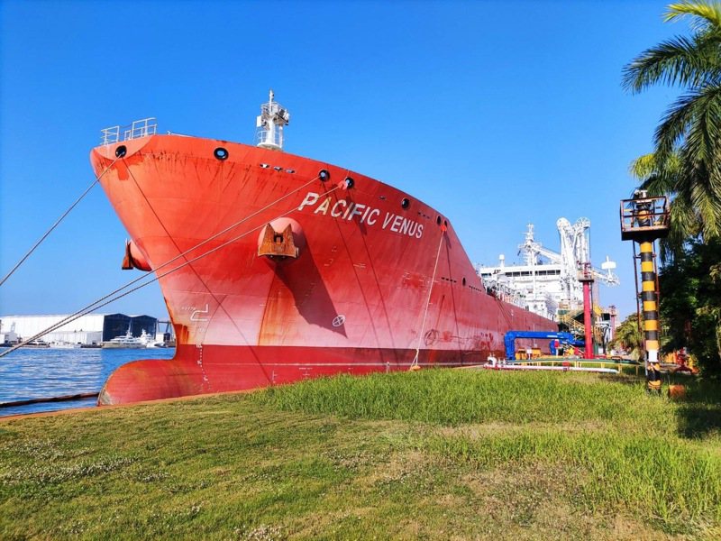 全球首艘碳中和乙烯運輸船，從美國休士頓啟航到高雄靠卸。圖／中油提供