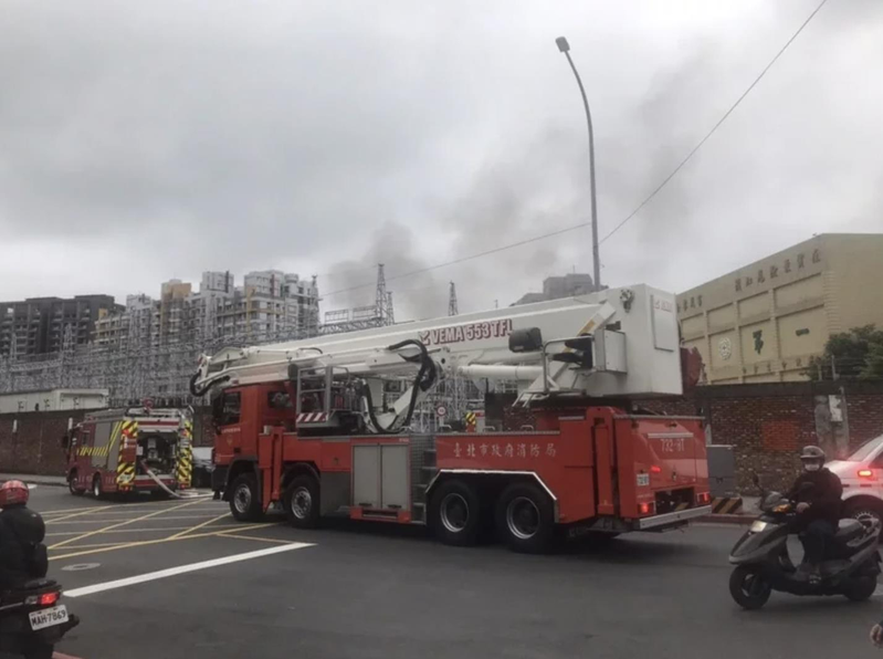 萬隆變電所爆炸起火，消防車趕往現場灌救。 圖／讀者提供
